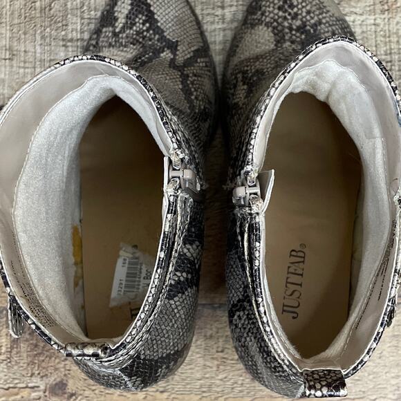 JustFab Willa Snake Print Heeled Buckle Booties Ankle Boots White Gray Size 10 - Picture 10 of 12